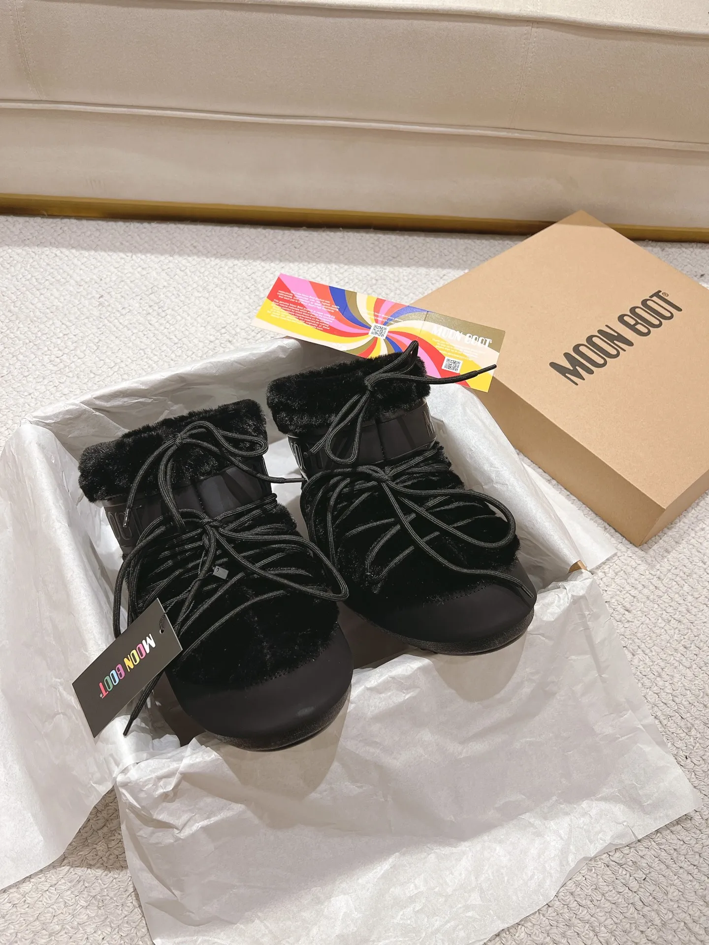 p660 [Exclusive top quality | New upgraded version] ✨A must-buy in winter 2025! Moon Boot moon snow boots - the ultimate warm weapon for fashionistas ❄️ Forget UGG! This winter🔥The "ugly Big Mac" that dominates the streets is here~ 👢The same Y2K retro style from Paris Hilton and Beckham is back! 4cm taller inside ✨ Invisible leg lift · Extremely slimming 👌 Fluffy and soft but not bloated, instantly show off your sense of style when put on your feet 🦋 The same style for both men and women | Can be worn by both men and women | Regardless of left or right foot!  ❄️Maximum thermal insulation power｜No pressure for fun in the snow 💫Trendy style code｜Easily achieve the Millennial hot girl style Say goodbye to ordinary snow boots ~ This winter you need to be warm and rusty! 🌟 #MoonBoot snow boots #winter hot style #瞞小similar style #millennium style wear ❶Fabric: original custom/cowhide/woven wool/high mercerized waterproof cloth ❷Inner: original 100% silk cotton liner ❸Feet: original 100% silk cotton liner ❹Outsole: original molded two-color non-slip outsole ❺Sole thickness: 4cm (including inner**) ❻Number of codes: 35-40 (41. Customized) ❼Packaging: Original full set of packaging ☀Color: Official website updated simultaneously